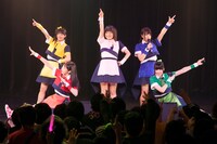 神宿によるライブの様子。（写真提供：Zeppライブ）