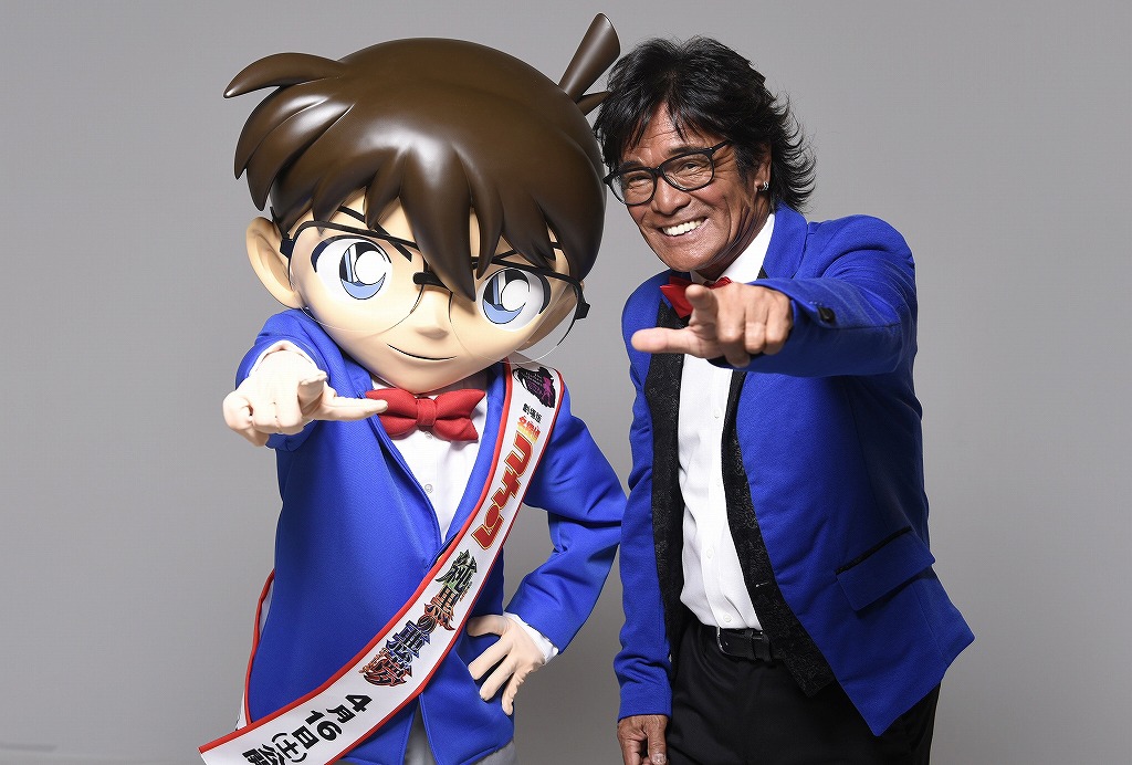 左から江戸川コナン、松崎しげる。