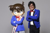 左から江戸川コナン、松崎しげる。