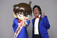 左から江戸川コナン、松崎しげる。