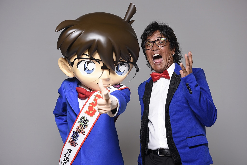 左から江戸川コナン、松崎しげる。