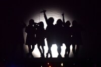 スクリーンに浮かぶ清 竜人25のシルエット。