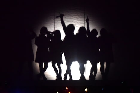 スクリーンに浮かぶ清 竜人25のシルエット。