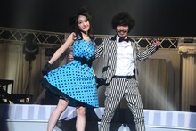 デュエットソング「キネマトグラフを▽」を歌う清咲乃（左）と清竜人（右）。