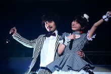 デュエットソング「アカシック▽レコード」を歌う清竜人（左）と清桃花（右）。