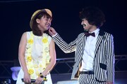 デュエットソング「まるで嘘のように…▽」を歌う清美咲（左）と清竜人（右）。