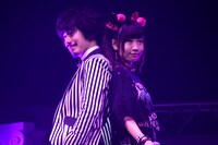 デュエットソング「譲れない…In My Heart…▽」を歌う清竜人（左）と清可恩（右）。