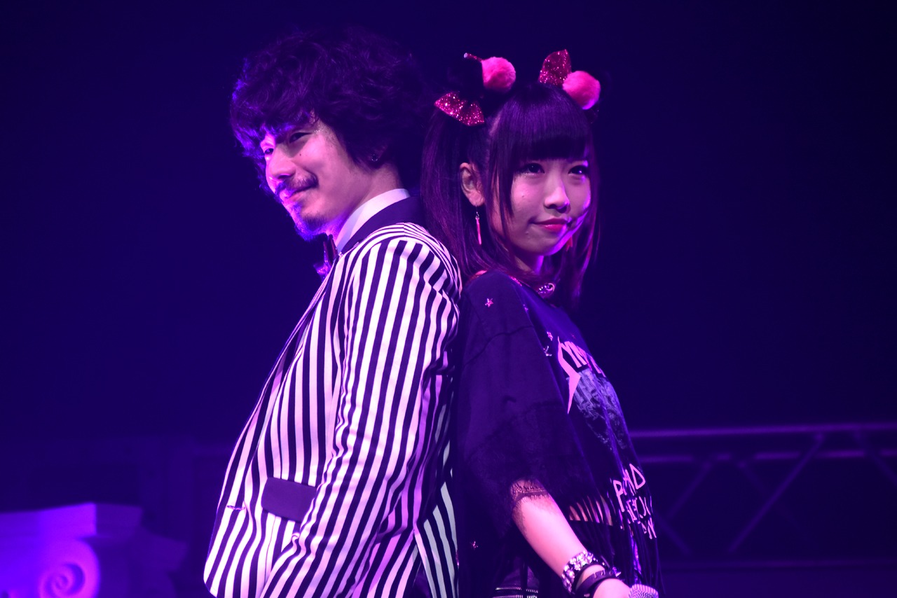 デュエットソング「譲れない…In My Heart…▽」を歌う清竜人（左）と清可恩（右）。