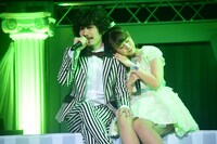 デュエットソング「My Lovely▽」を歌う清竜人（左）と清優華（右）。