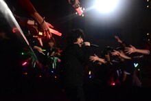 客席通路で「Will▽You▽Marry▽Me?」を歌う清竜人。