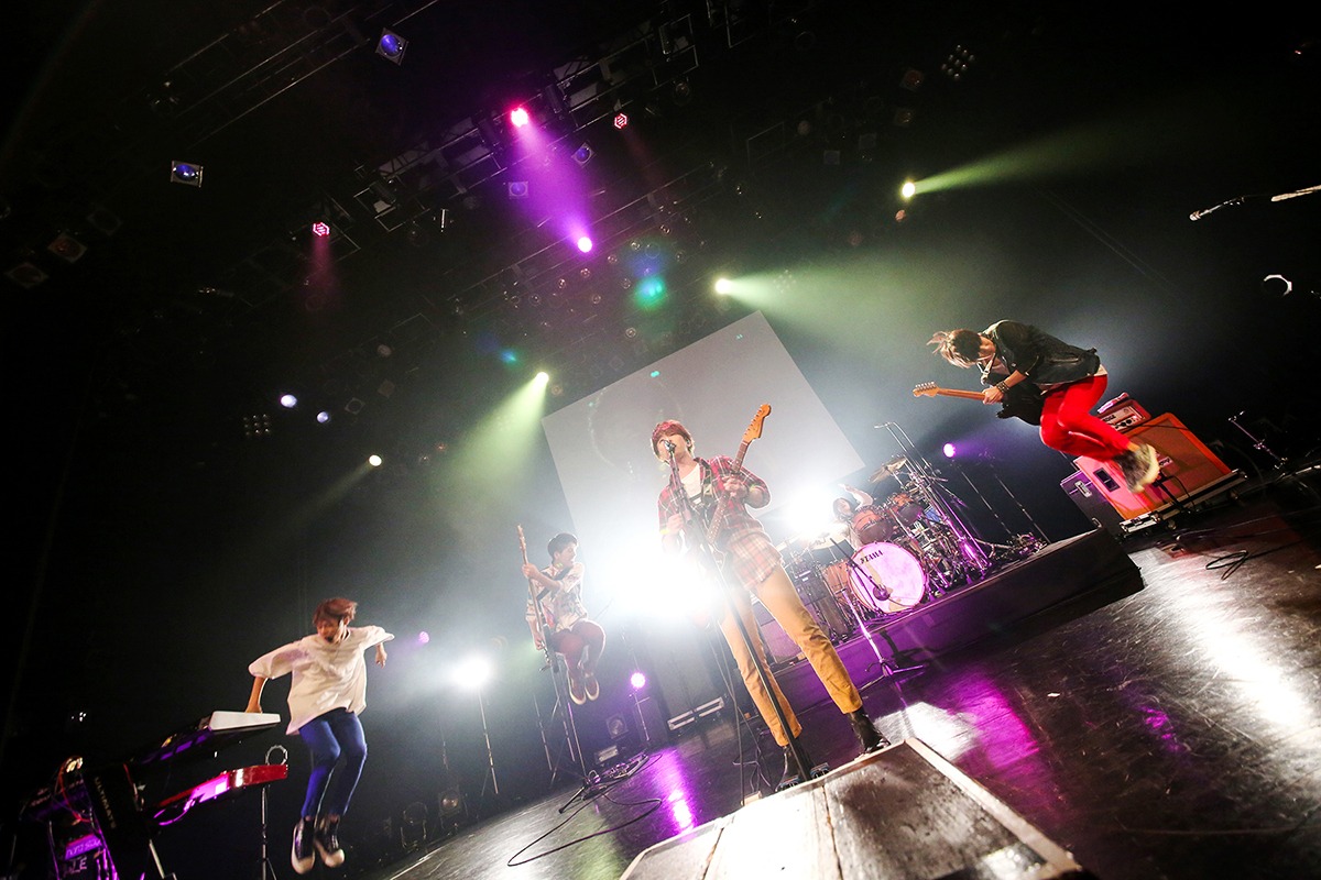 Mrs. GREEN APPLE「TWELVE TOUR ～春宵一刻とモノテトラ～」赤坂BLITZ公演の様子。（撮影：後藤壮太郎）