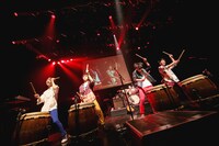 Mrs. GREEN APPLE「TWELVE TOUR ～春宵一刻とモノテトラ～」赤坂BLITZ公演の様子。（撮影：後藤壮太郎）