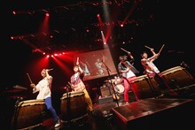 Mrs. GREEN APPLE「TWELVE TOUR ～春宵一刻とモノテトラ～」赤坂BLITZ公演の様子。（撮影：後藤壮太郎）