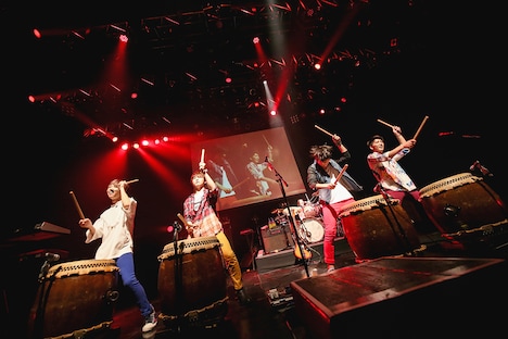 Mrs. GREEN APPLE「TWELVE TOUR ～春宵一刻とモノテトラ～」赤坂BLITZ公演の様子。（撮影：後藤壮太郎）