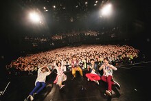 Mrs. GREEN APPLE「TWELVE TOUR ～春宵一刻とモノテトラ～」赤坂BLITZ公演の様子。（撮影：後藤壮太郎）