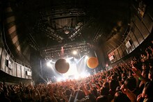 Mrs. GREEN APPLE「TWELVE TOUR ～春宵一刻とモノテトラ～」赤坂BLITZ公演の様子。（撮影：後藤壮太郎）