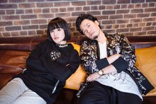「INTERNATIONAL FLASH」VJの越野アンナ、石毛輝（左から）。