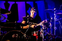 藤原“27歳”広明（Dr）（撮影：青木カズロー）