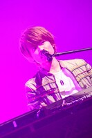 杉本雄治（Vo, Piano）（撮影：渡邉一生）