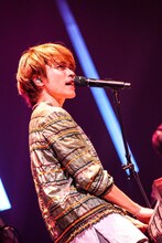 杉本雄治（Vo, Piano）（撮影：渡邉一生）