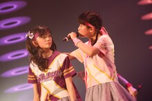 瀬田さくら（左）に絡む西垣有彩。（撮影：濱本英介）