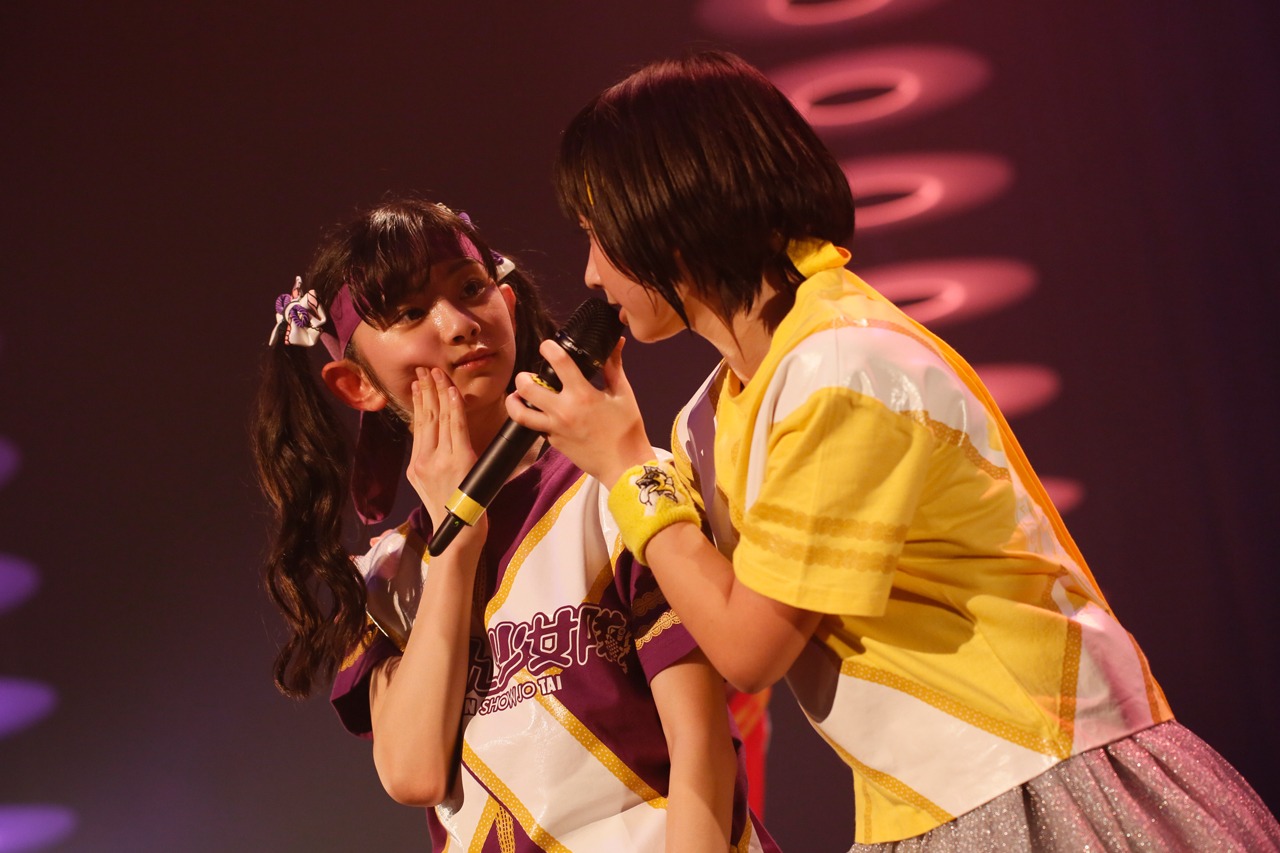 瀬田さくら（左）に絡む春乃きいな。（撮影：濱本英介）