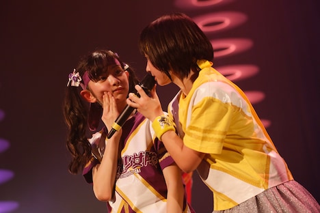 瀬田さくら(左)に絡む春乃きいな。(撮影:濱本英介)