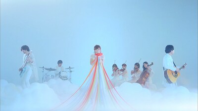 水瀬いのり「harmony ribbon」ミュージックビデオのワンシーン。