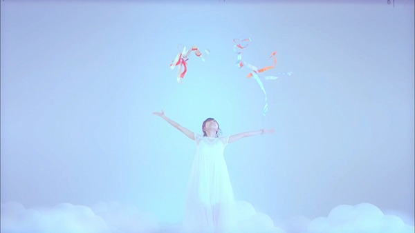 水瀬いのり「harmony ribbon」ミュージックビデオのワンシーン。