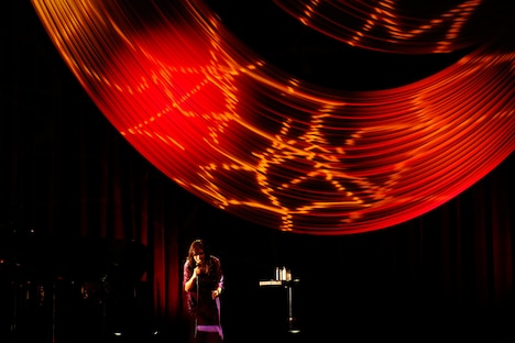 鬼束ちひろ「TIGERLILY」東京・日本橋三井ホール公演の様子。（撮影：堀田芳香）