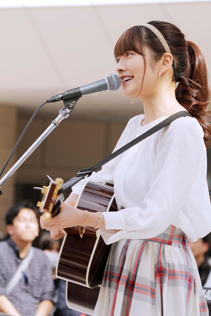 瀧川ありさ、思い出のラゾーナ川崎で新曲「Again」熱演