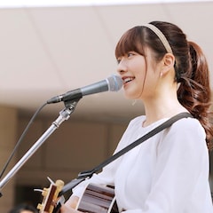 瀧川ありさ、思い出のラゾーナ川崎で新曲「Again」熱演