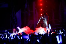 9日のオープニングで脱出型ポッドから現れる水樹奈々。（Photo by hajime kamiiisaka）