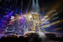 巨大アーマー型ロボット「GALAXY-7」に乗って登場する水樹奈々。（Photo by hajime kamiiisaka）