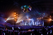 ほうきに乗った水樹奈々が登場する様子。（Photo by hajime kamiiisaka）