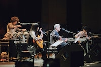 青葉市子 with 小山田圭吾 & U-zhaanとゲストの細野晴臣。（撮影：南賢太郎）