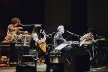 青葉市子 with 小山田圭吾 & U-zhaanとゲストの細野晴臣。（撮影：南賢太郎）