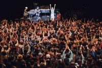 ASA-CHANGのかけ声によるラジオ体操の様子。（撮影：南賢太郎）