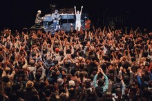 ASA-CHANGのかけ声によるラジオ体操の様子。（撮影：南賢太郎）