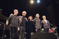 左からフェビアン・レザ・パネ、坂本龍一、大貫妙子、吉野弘志、林立夫。（撮影：南賢太郎）