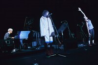 やくしまるえつこによるかけ声のラジオ体操の様子。（撮影：南賢太郎）