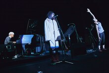 やくしまるえつこによるかけ声のラジオ体操の様子。（撮影：南賢太郎）