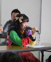 伊藤千由李「DJ CHIYURIのFM LOVE」の様子。（写真提供：ワーナーミュージック・ジャパン）