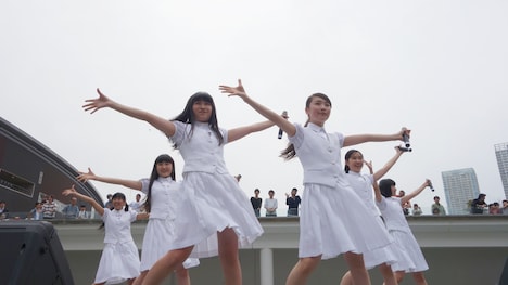 「ファーストアルバムを広げるネッサンス!!」ららぽーと豊洲 シーサイドデッキ メインステージ公演の様子。(写真提供:ソニー・ミュージックアーティスツ)