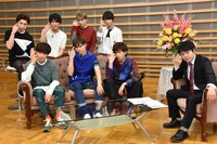 人気画像8位は「最初のゲストはNON STYLE井上！超特急の冠バラエティ、メンバー奮闘の初収録」より、超特急と井上裕介（NON STYLE）。