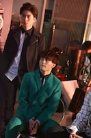 VTRをチェックする（左から）コーイチ、タクヤ。