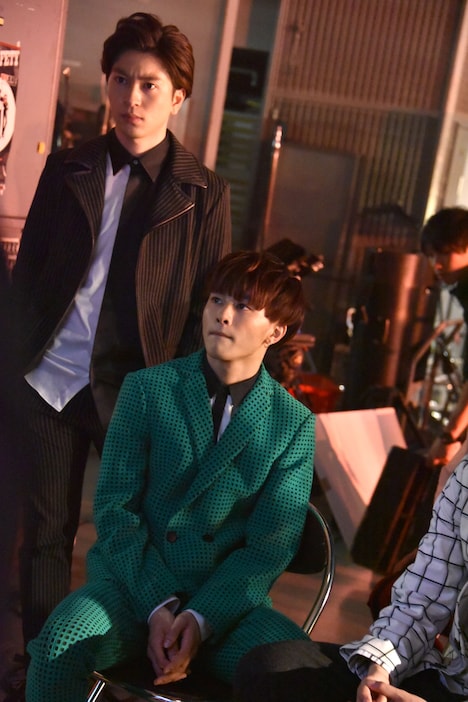 VTRをチェックする（左から）コーイチ、タクヤ。