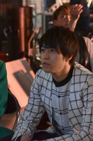 VTRをチェックするタカシ。