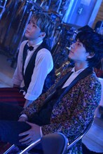 VTRをチェックする（左から）ユーキ、ユースケ。