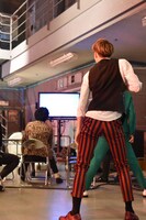 VTRをチェックしながら体を動かすユーキ。